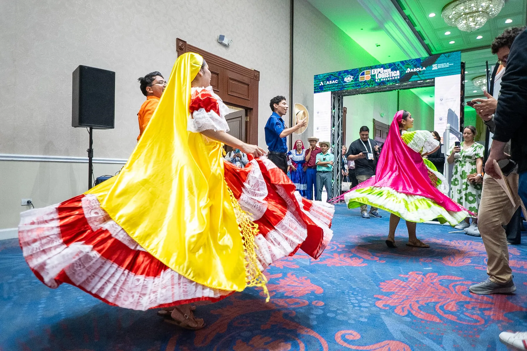 Presentación cultural durante el cierre de Expo Logística El Salvador 2025.