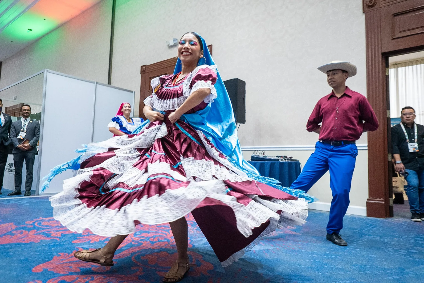 Baile folklórico durante la actividad cultural de Expo Logística El Salvador 2025.