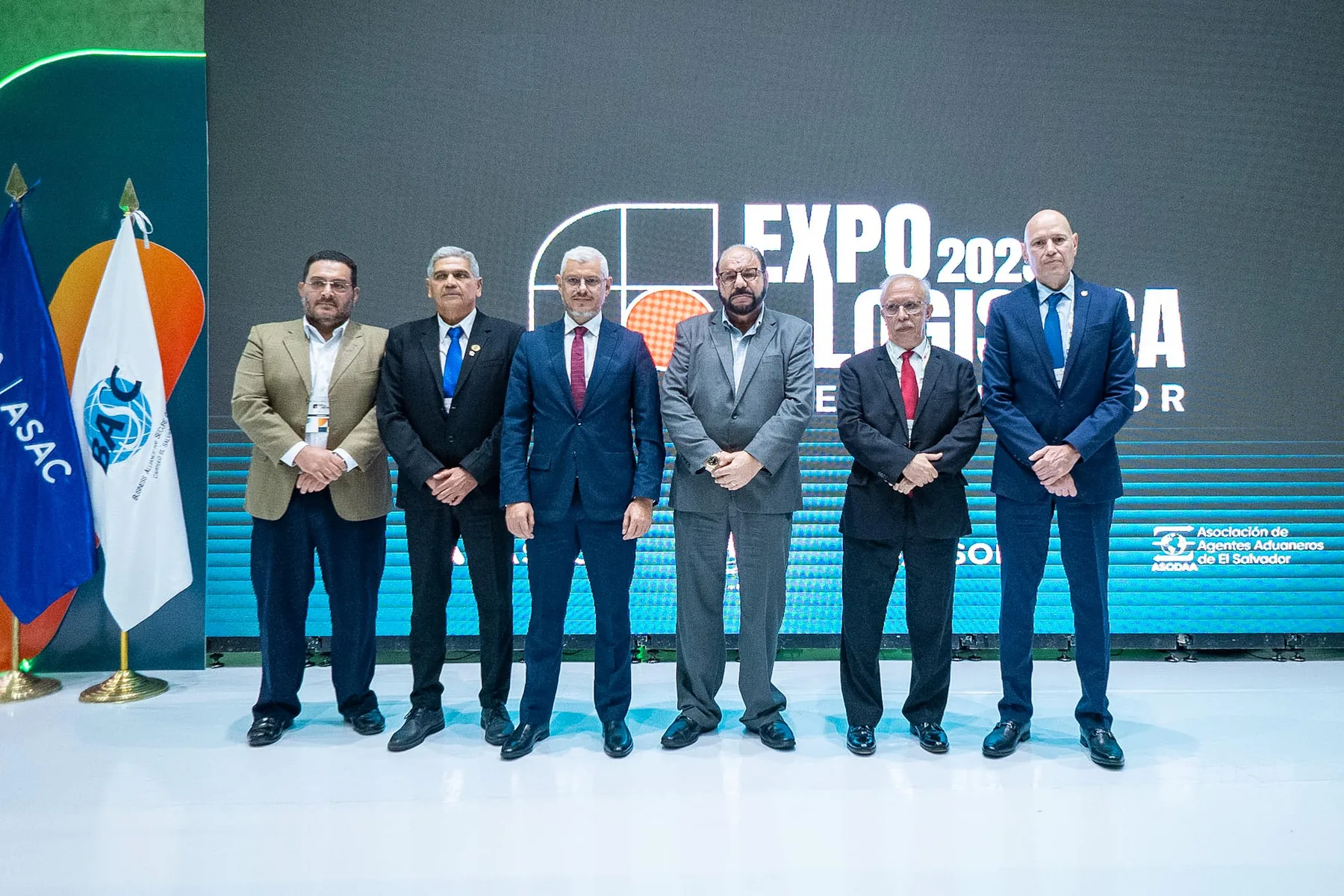 Autoridades y representantes gremiales durante la apertura de Expo Logística El Salvador 2025.