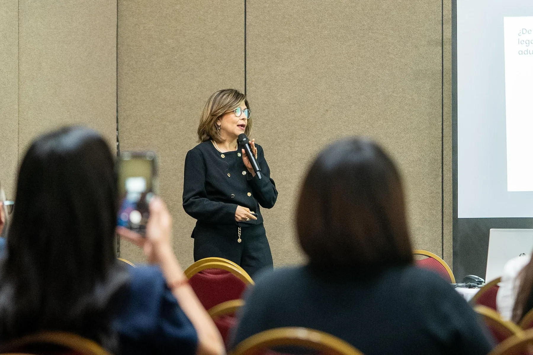 Ponencia ante asistentes en una sala de Expo Logística El Salvador 2025.