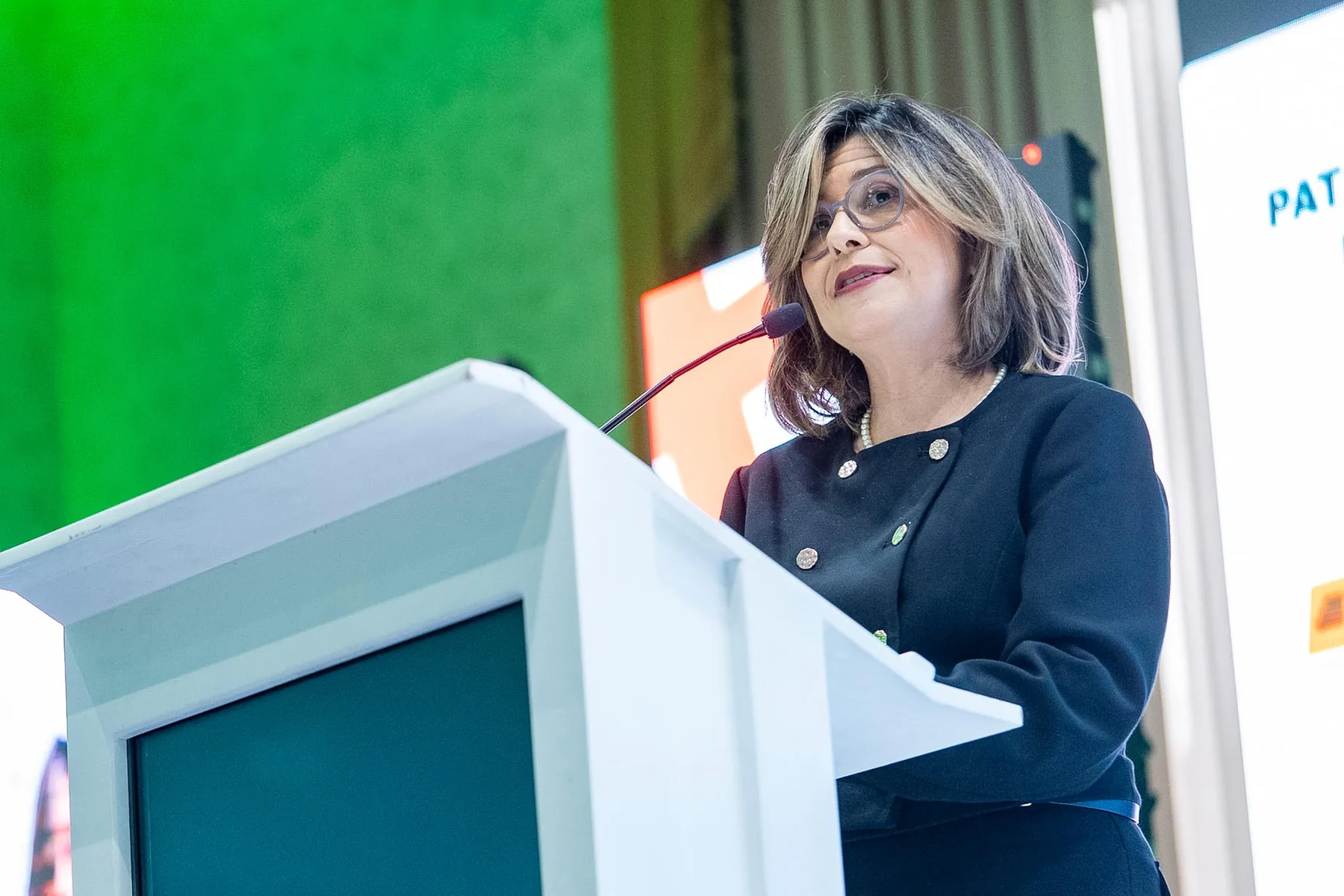 Conferencia desde el podio principal durante Expo Logística El Salvador 2025.