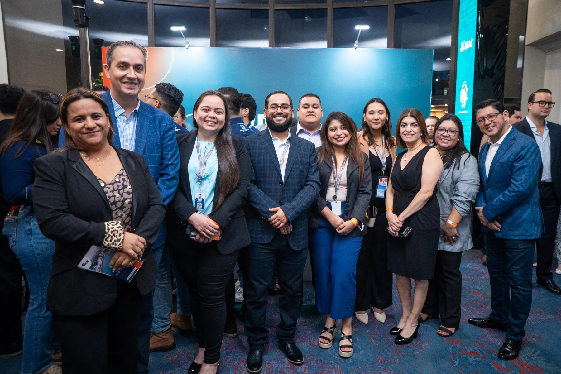 Grupo de asistentes reunidos durante Expo Logística El Salvador 2025.
