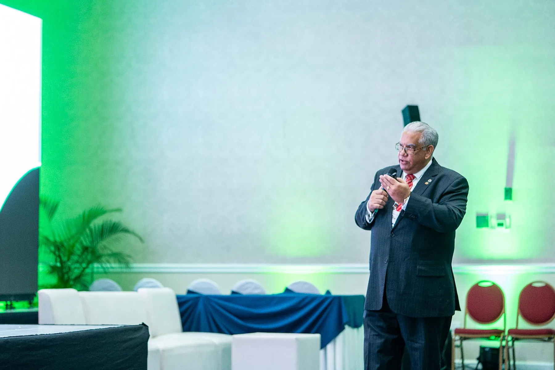 Conferencista en escenario durante Expo Logística El Salvador 2025.