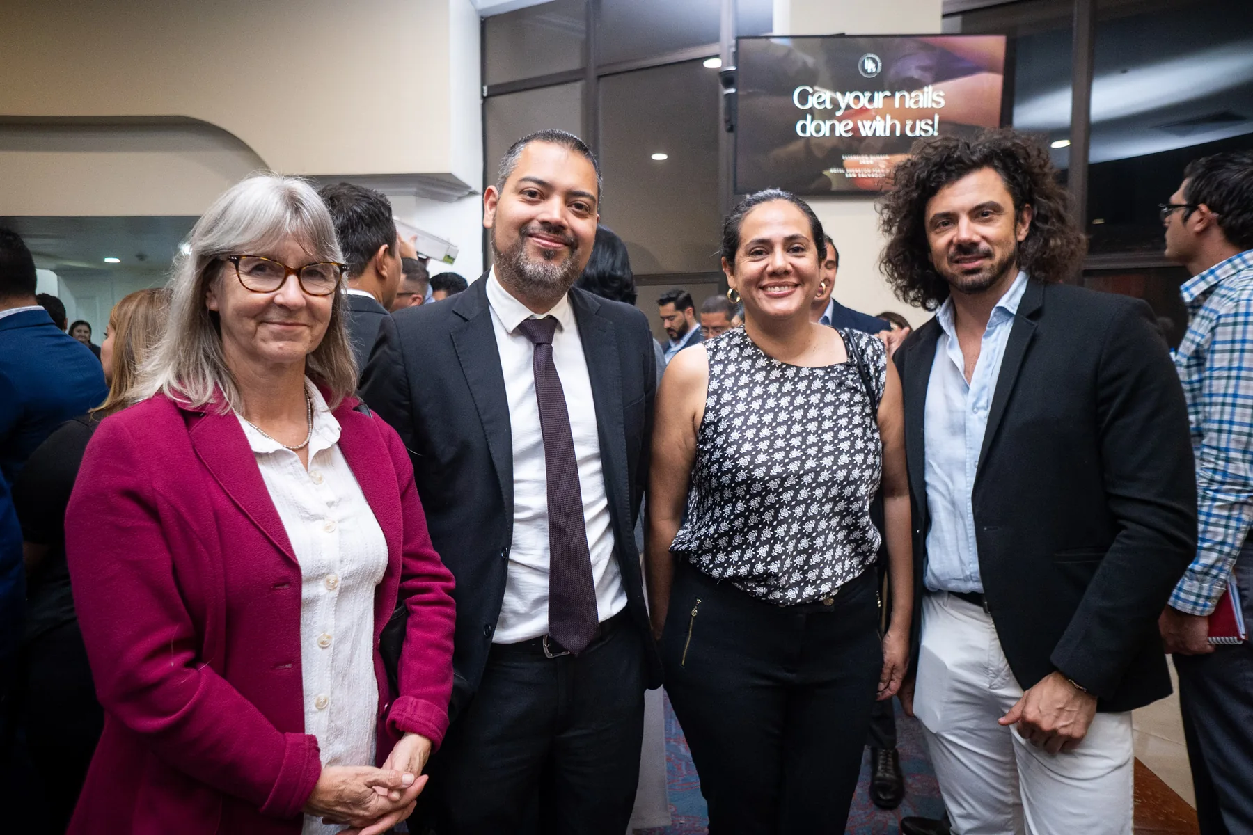 Asistentes y representantes del sector durante el networking de Expo Logística El Salvador 2025.