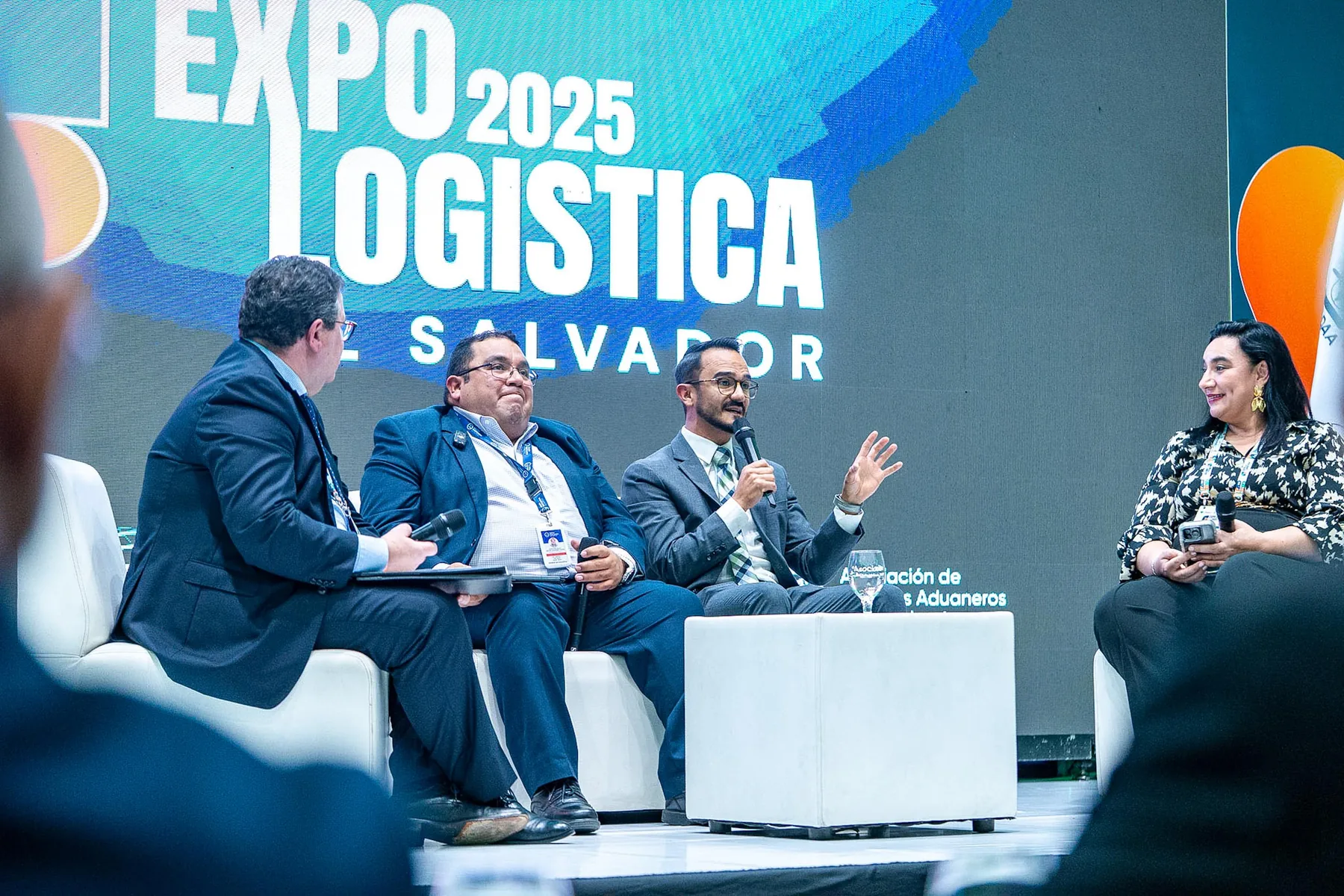 Panel de contenido durante Expo Logística El Salvador 2025.