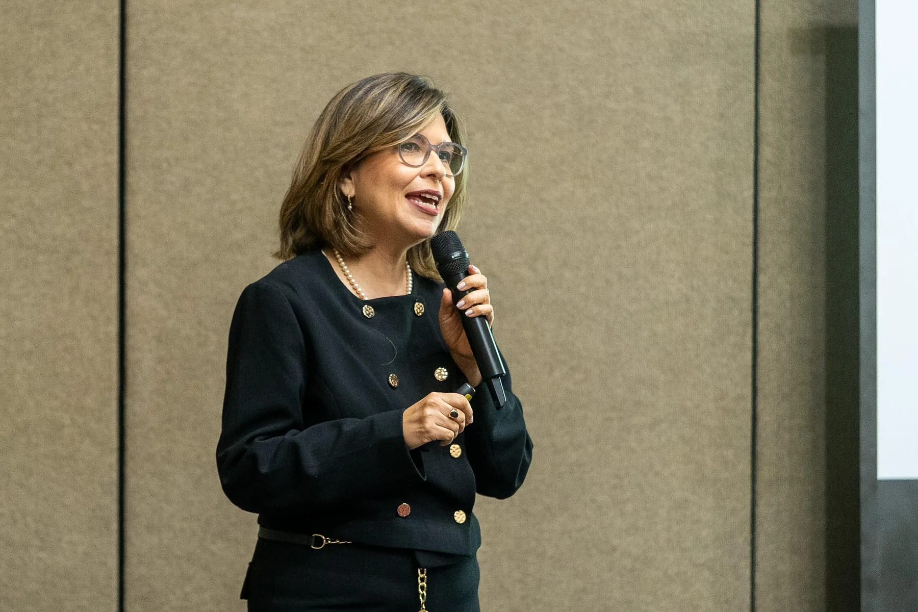 Speaker con micrófono durante una charla de Expo Logística El Salvador 2025.