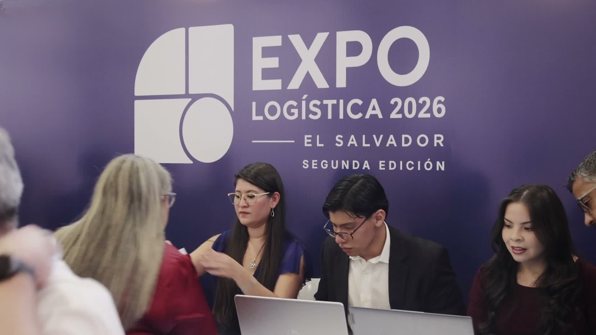 Conexiones B2B durante Expo Logística El Salvador 2026.